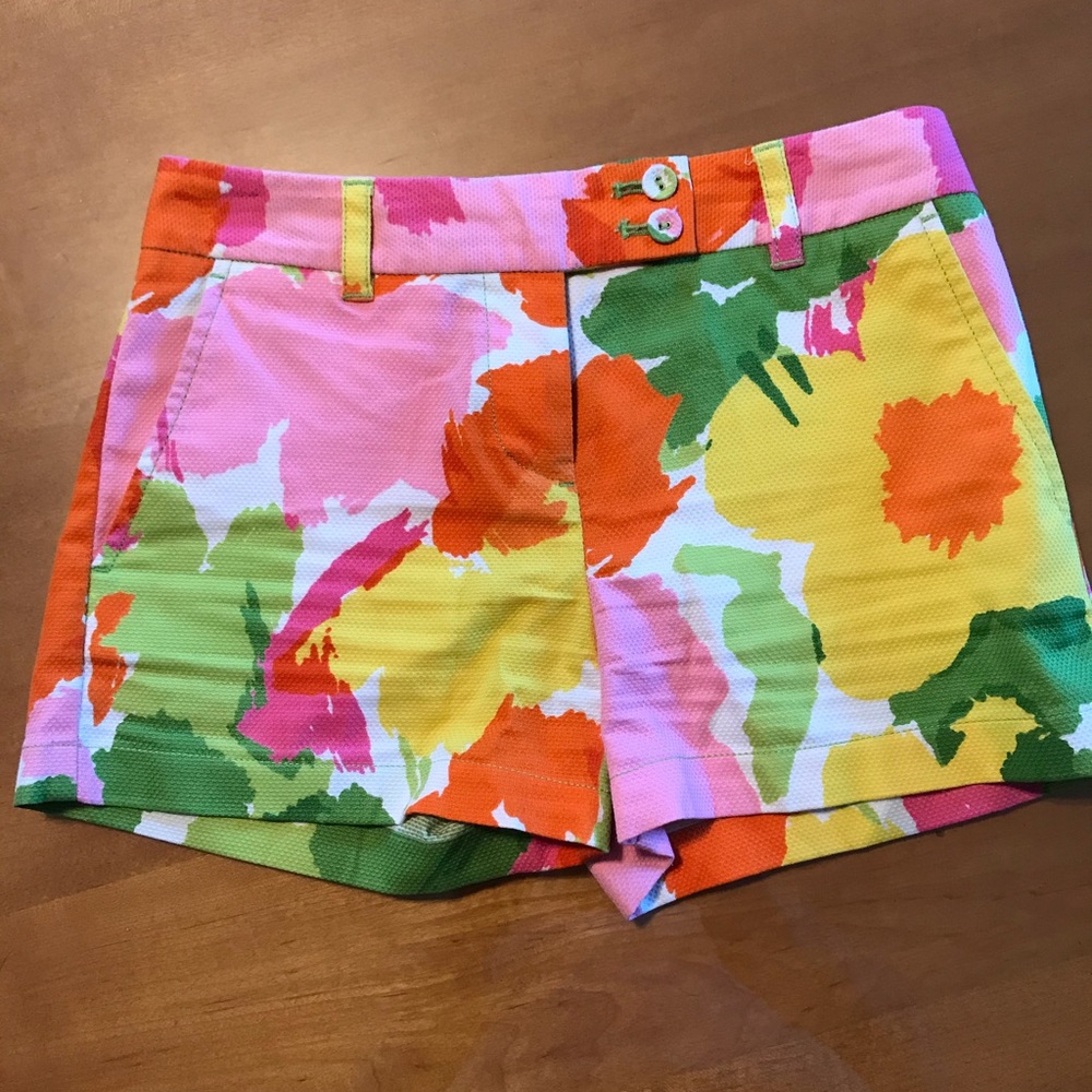 Vineyard Vines Shorts Size 0 in fun floral print!